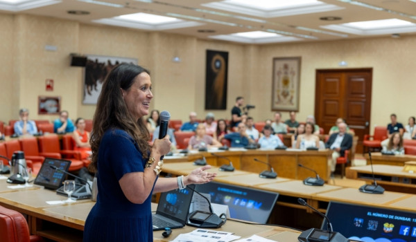 María Martinón-Torres, directora del Centro Nacional de Investigación sobre la Evolución Humana (CENIEH), durante su intervención en la sesión.