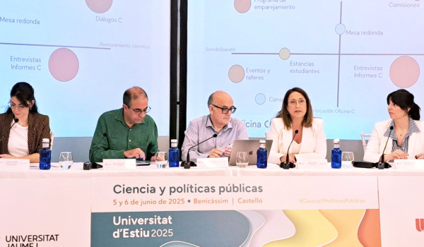 El Equipo de la Oficina C participando en la mesa redonda "Ciencia para la democracia"