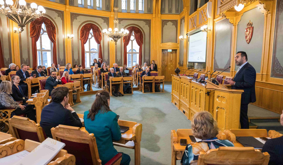 Imagen del parlamento noruego durante la presentación del informe EPTA 2024 relativo a "IA y democracia".