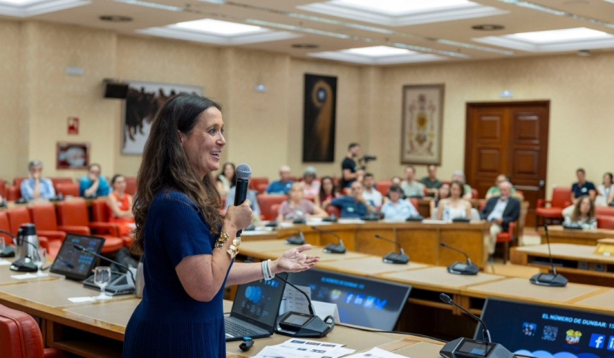 María Martinón-Torres, directora del Centro Nacional de Investigación sobre la Evolución Humana (CENIEH), durante su intervención en la sesión.