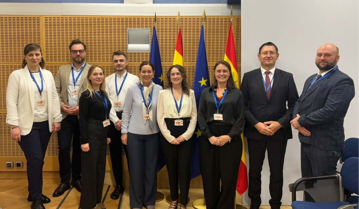 Imagen de grupo de la delegación moldava junto a representantes de las instituciones españolas participantes durante el encuentro celebrado en Madrid.