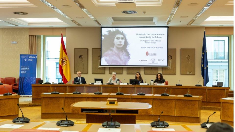 De izquierda a derecha: Pedro Peña, director de Estudios, Análisis y Publicaciones; Isaura Leal Fernández, secretaria segunda del Congreso de los Diputados; María Martinón-Torres, directora del Centro Nacional de Investigación sobre la Evolución Humana (CENIEH); y Ana Elorza, coordinadora de la Oficina C en FECYT.