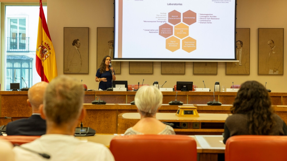 María Martinón-Torres, directora del Centro Nacional de Investigación sobre la Evolución Humana (CENIEH), durante su intervención en la sesión.