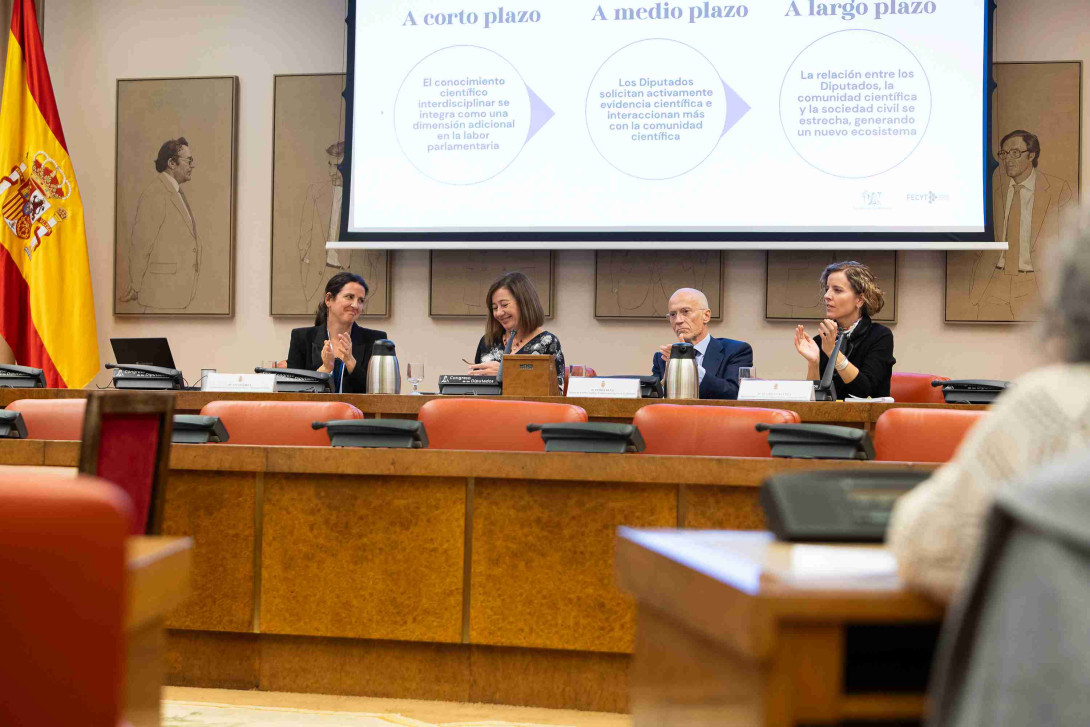 Presidenta del Congreso, durante la presentación de los Informes C, acompañada de Izaskun Lacunza, DG de FECYT, y los coordinadores de la Oficina C: Pedro Peña y Ana Elorza