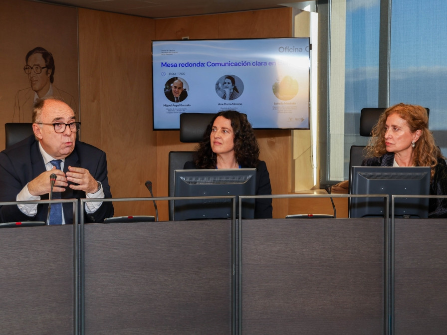Mesa redonda sobre comunicación clara en ciencia. De izquierda a derecha: Miguel Ángel Gonzalo, Ana Elorza y Estrella Montolío.