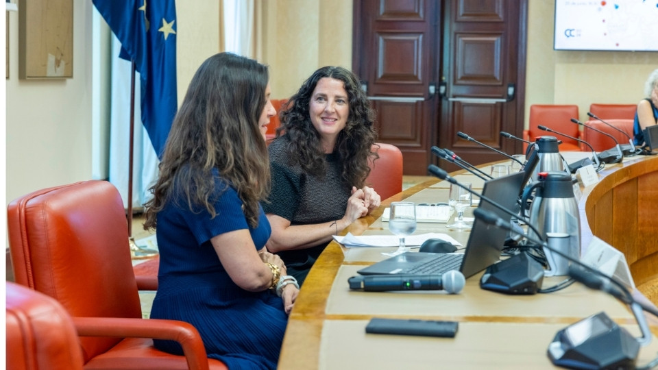 María Martinón-Torres, directora del Centro Nacional de Investigación sobre la Evolución Humana (CENIEH), y Ana Elorza, coordinadora de la Oficina C en FECYT, durante la sesión celebrada en el Congreso de los Diputados.
