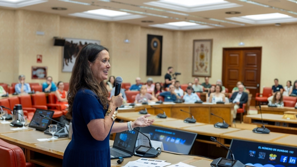 María Martinón-Torres, directora del Centro Nacional de Investigación sobre la Evolución Humana (CENIEH), durante su intervención en la sesión.