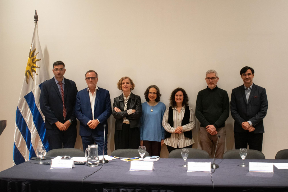 Izaskun Lacunza, directora de FECYT, participando en una mesa redonda sobre ciencia para las políticas públicas organizada por la Agencia Uruguaya de Cooperación Internacional (AUCI) en el marco del curso