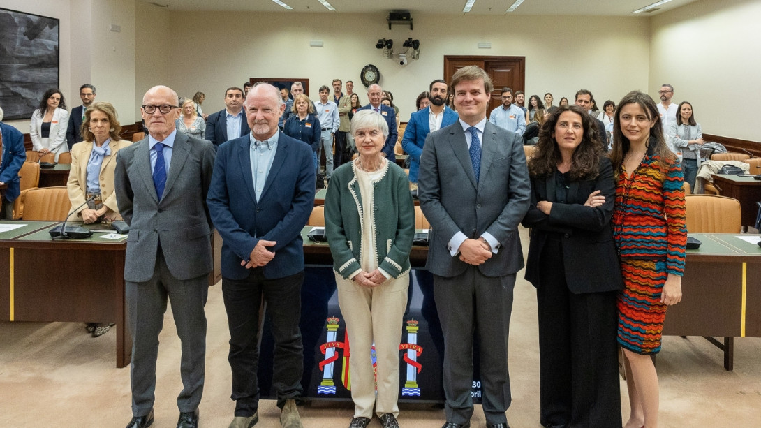 Foto de familia de los participantes en la primera sesión de las Conversaciones C, celebrada el 23 de abril en el Congreso de los Diputados.
