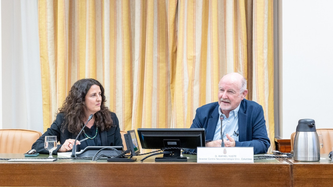 Rafael Yuste y la coordinadora de la Oficina C, Ana Elorza, durante el diálogo que siguió a la intervención principal.