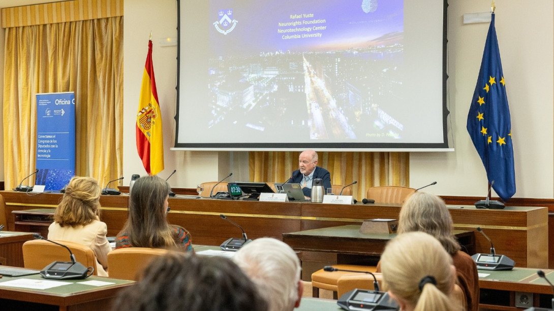 Rafael Yuste expone ante una sala llena en el Congreso de los Diputados. Entre el público, neurocientíficos, juristas, diputados e investigadores.
