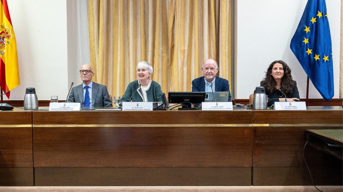 De izquierda a derecha: Pedro Peña, director de Estudios, Análisis y Publicaciones; Isaura Leal, Secretaria Segunda del Congreso de los Diputados; Rafael Yuste, director del Centro de Neurotecnología de la Universidad de Columbia; y Ana Elorza, coordinadora de la Oficina C en FECYT.